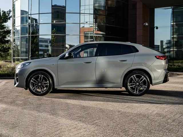 Photo de l'annonce : vue de profil de la BMW X2